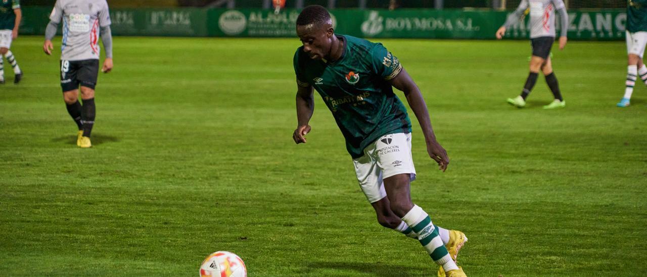 Samu Gomis controla el balón durante el partido ante el Córdoba.