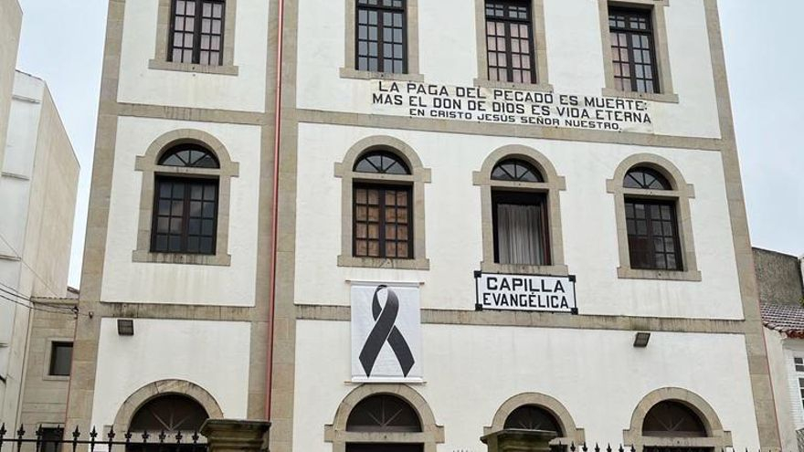 Un lazo negro en señal de luto por las víctimas del naufragio en la Iglesia Evangélica de Marín.