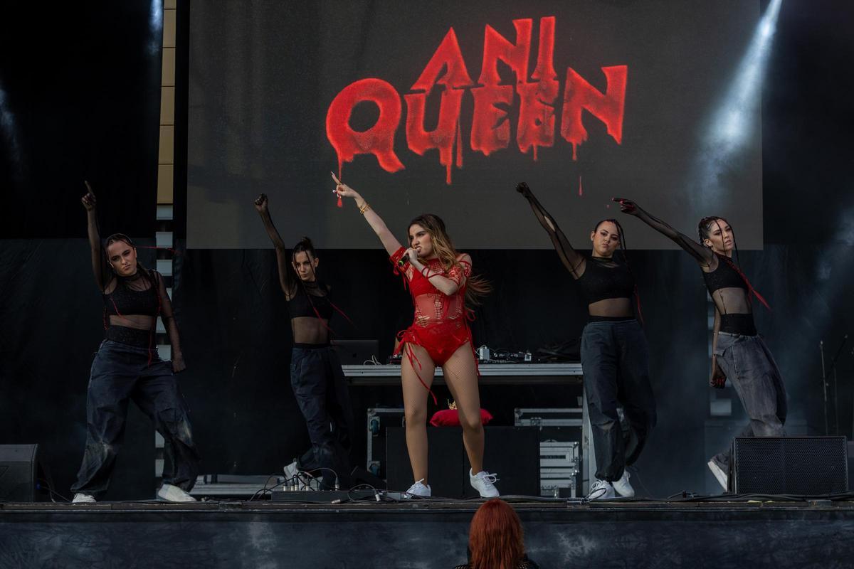 Ani Queen y su grupo de bailarinas actuando en Climbing Music.