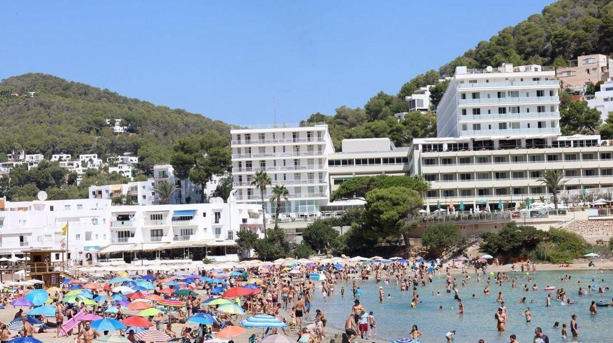 Turistas en la playa de Cala Llonga el verano pasado.