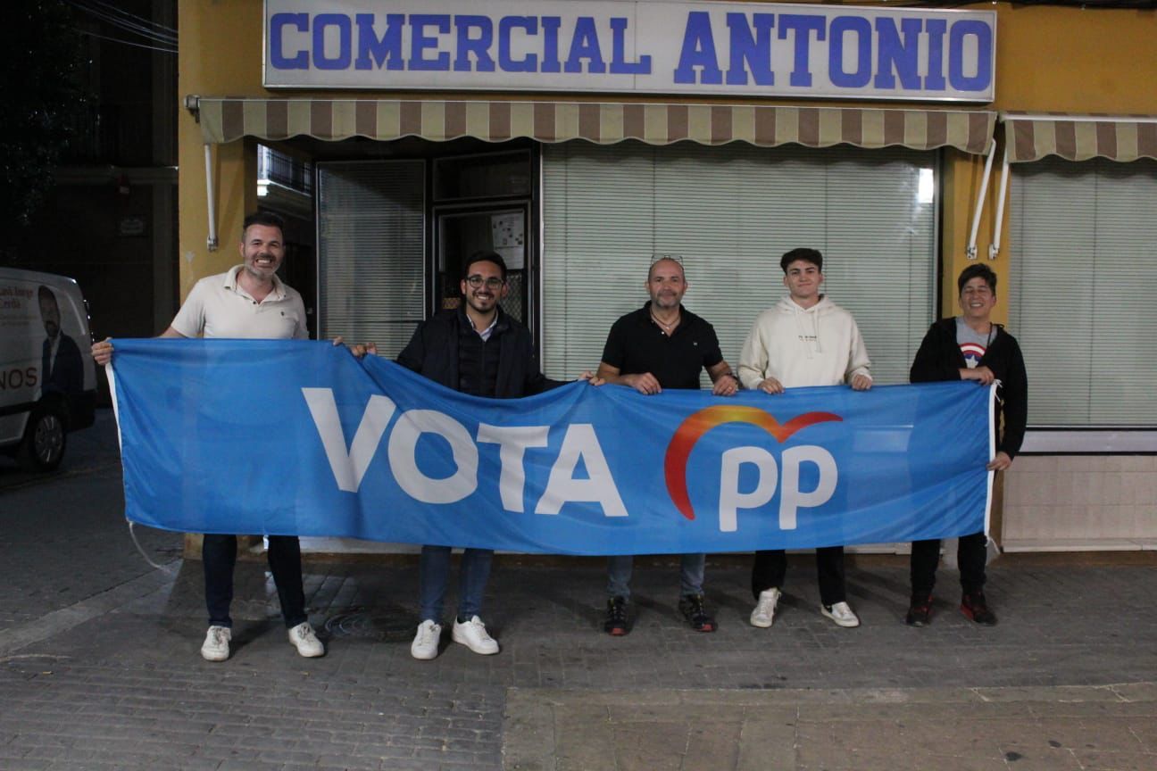 Noche de cuelga de carteles electorales en Camp de Túria