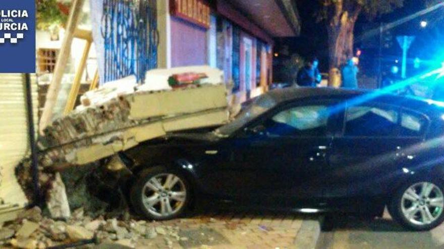 El coche, tras el choque contra la fachada.