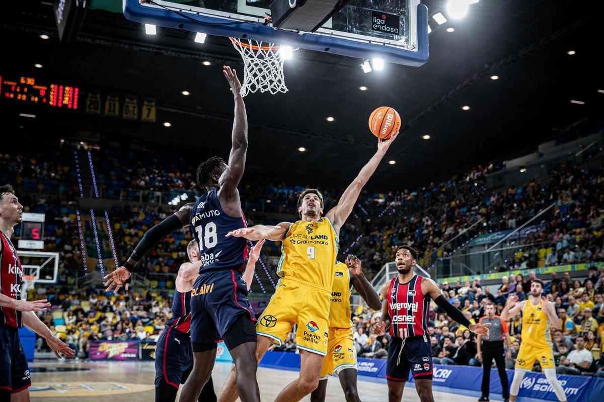 Diop trata de taponar a Btrussino.