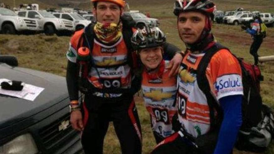 Tereza Ctvrtnickova, junto con dos de sus compañeros de equipo en Ecuador. / la opinión