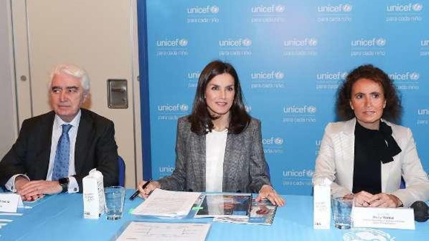 La reina Letizia, ayer, con representantes de Unicef. // E.P.