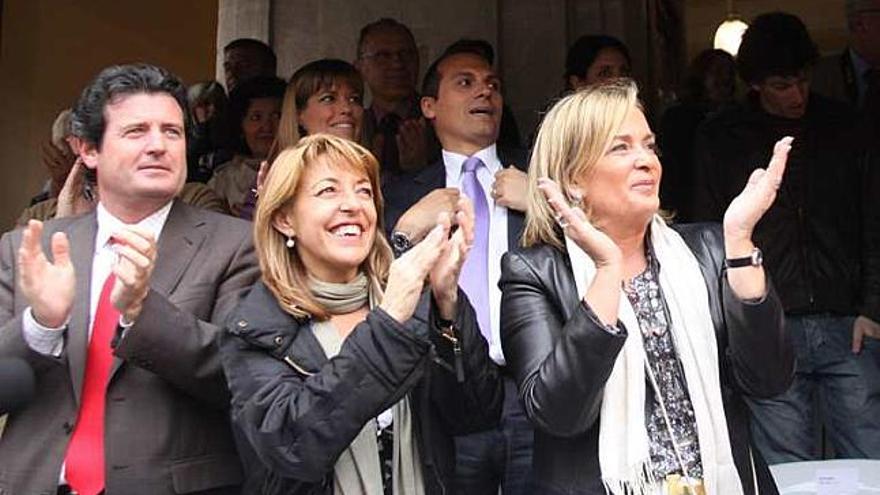 Trini Miró en la tribuna de las fiestas de Alcoy .