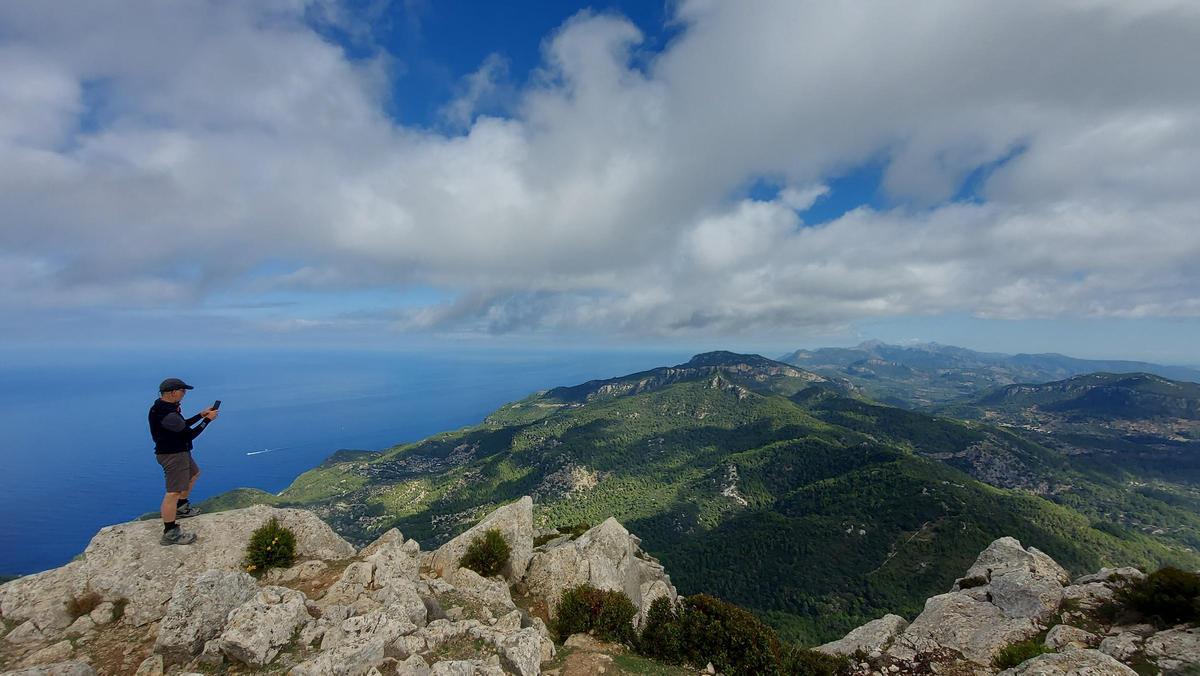 Vom Gipfel bietet sich ein herrlicher Blick über die Insel und weite Teile der Tramuntana.