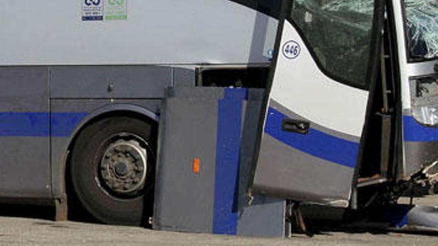 Estado en el que quedó un autobús después de sufrir un accidente el sábado en Peñíscola, donde resultaron heridas graves cuatro personas.