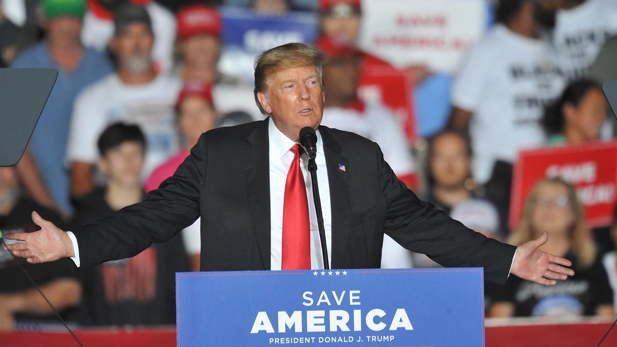 Trump sienta la base de la campaña electoral republicana en un mítin en Arizona.