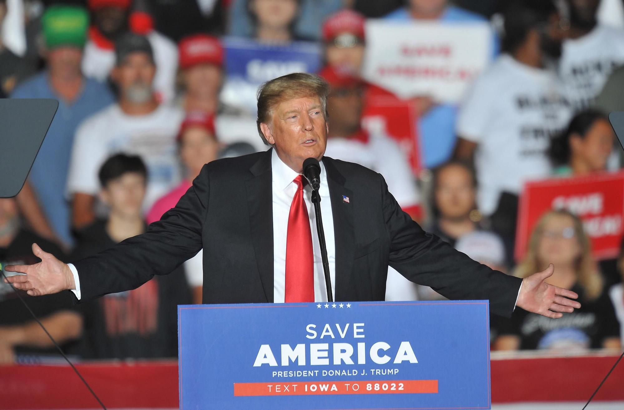 Trump sienta la base de la campaña electoral republicana en mítin en Arizona