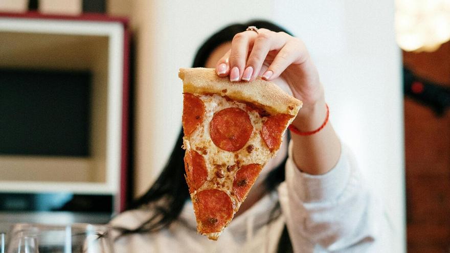 El truco que casi nadie lleva a cabo para cocinar la pizza más saludable