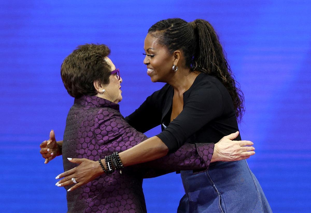 Billie Jean King se abraza a Michelle Obama, en el US Open.