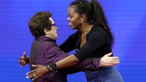 Billie Jean King se abraza a Michelle Obama, en el US Open.