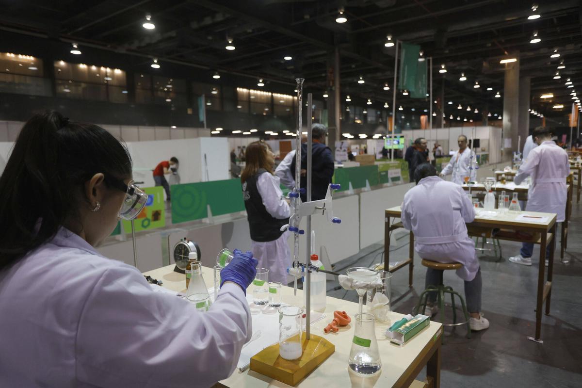 Valencia . Olimpiadas de FP en Feria Valencia. Hay 38 especialidades que compiten, 6.000 alumnos de 90 centros. Formación Profesional . Skills: Campeonatos de FP - Formación Profesional Nuevo . CAMPEONATO DE FORMACIÓN PROFESIONAL CVSKILLS 2025 VLC