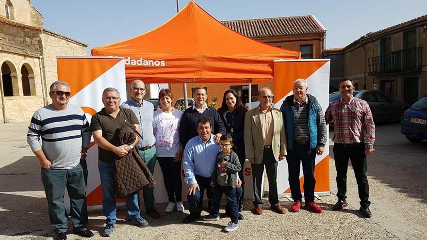 Requejo junto a militantes de Ciudadanos en Corrales.