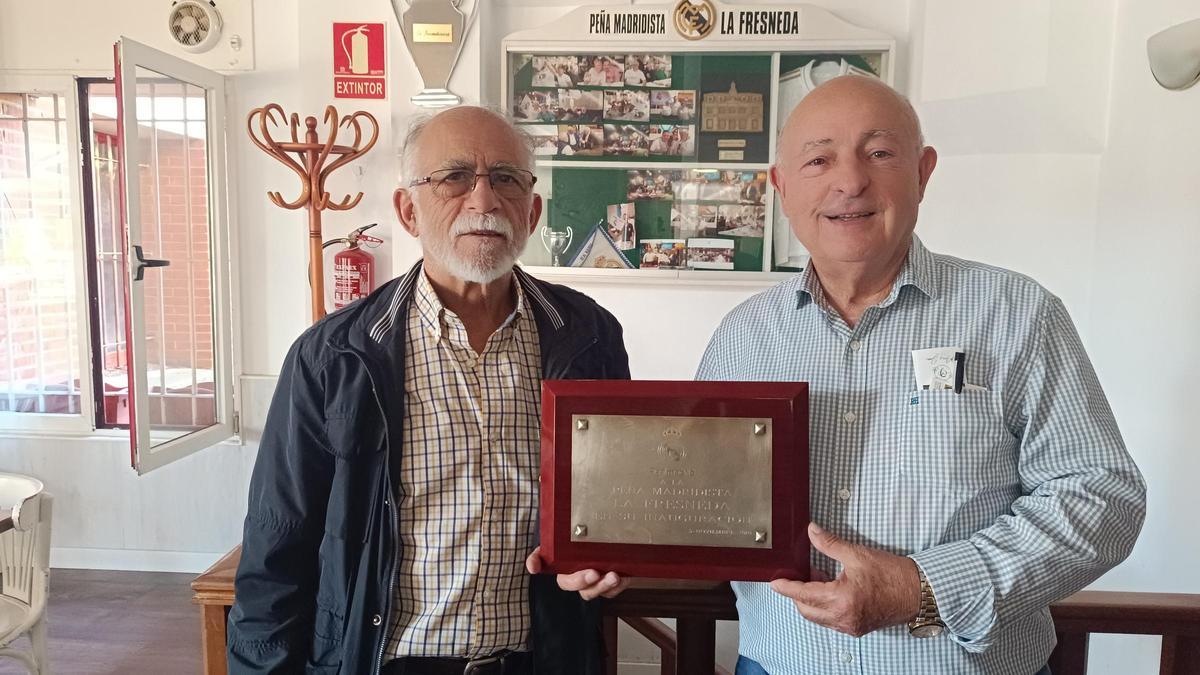 Por la izquierda, Carlos Jiménez y Florentino López, con la placa conmemorativa de la fundación de la Peña Madridista La Fresneda.
