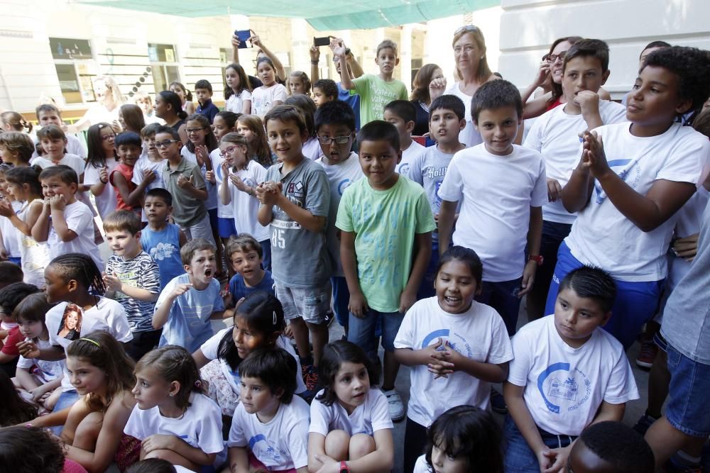 La cantante Gloria Gaynor visita el colegio público Luis Vives de Valencia