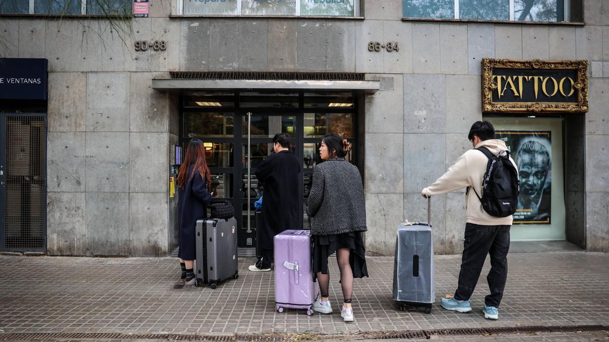 Turistas llegando a un apartamento turístico en Barcelona