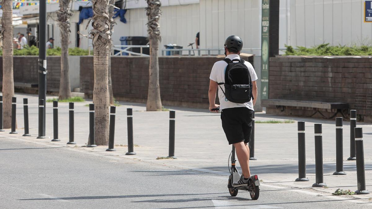 Un hombre en patinete eléctrico