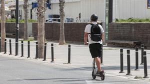 Un hombre en patinete eléctrico