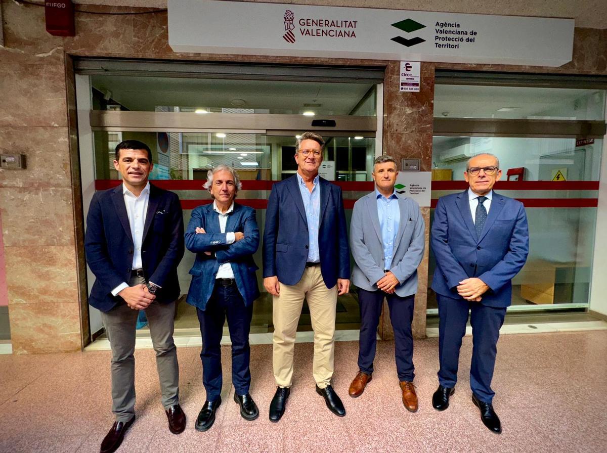 Miguel Ángel Iborra, Raúl Mérida, Vicente Martínez Mus, Santiago Gambín y Francisco Soler, este  jueves, en el edificio de la calle Solars.