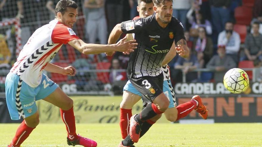 Joan Oriol conduce el balón ante dos rivales en el partido del pasado domingo en el Anxo Carro de Lugo.