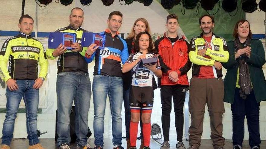 Los primeros clasificados de la BTT Campelo-Castrove.//R. Vázquez