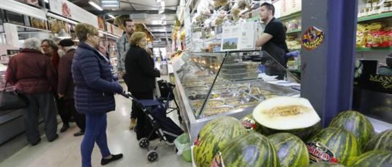 Los placeros del Mercado provisional, ayer durante su jornada laboral.