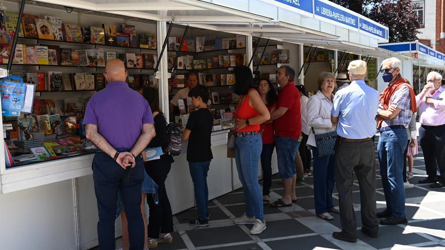 Los lectores adolescentes vuelven a interesarse por la Feria del Libro de Badajoz