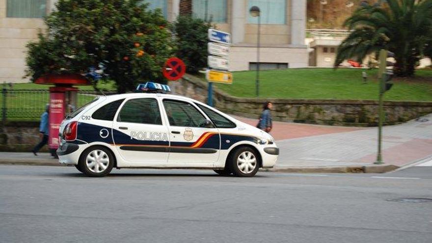 Un taxista lleva a una clienta bebido, drogado y con el móvil a 125 km/h por Vigo