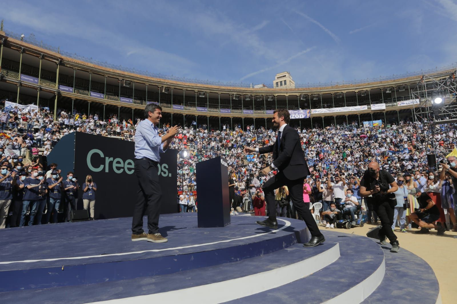 La plaza de toros de València llena en el mitin del PP