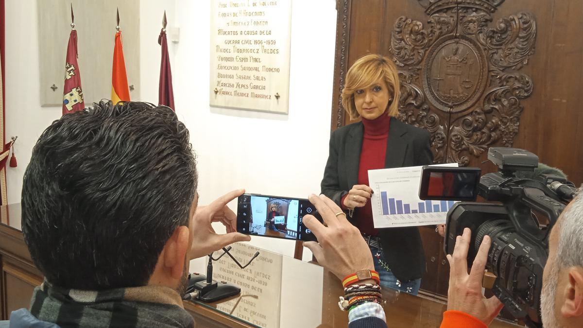 La edil popular María Belén Pérez con un gráfico con los datos de criminalidad del Ministerio de Interior.