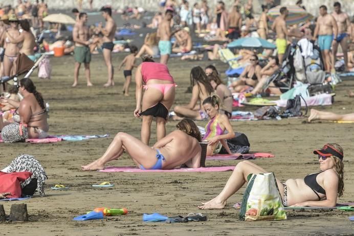 LAS PALMAS DE GRAN CANARIA A 21/06/2017. La Agencia Estatal de Meteorología (Aemet) ha decretado el aviso amarillo por altas temperaturas para este jueves, 22 de junio en Gran Canaria. Playa de Las Canteras. FOTO: J.PÉREZ CURBELO