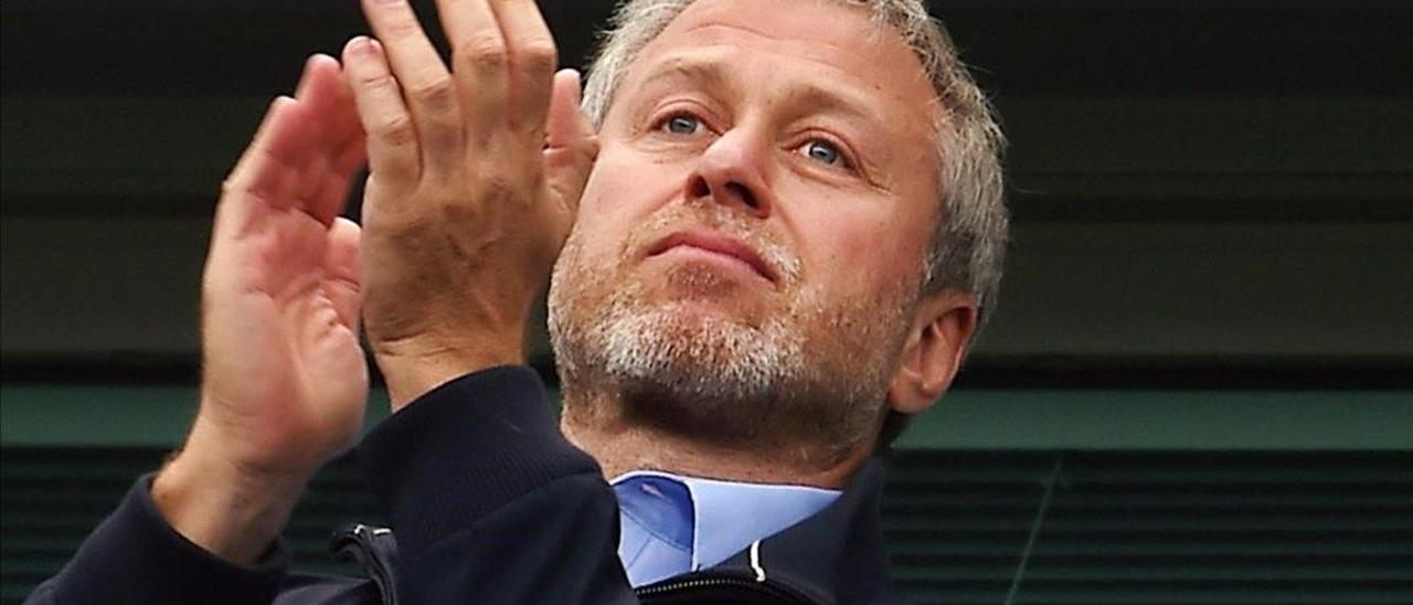 Roman Abramovich aplaude a sus jugadores en un Chelsea-Sunderland en Stamford-Bridge.