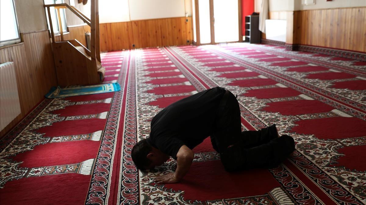 undefined39739272 a man prays at a mosque where imam abdelbaki es satty preach180807221133