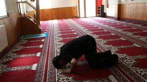 undefined39739272 a man prays at a mosque where imam abdelbaki es satty preach180807221133