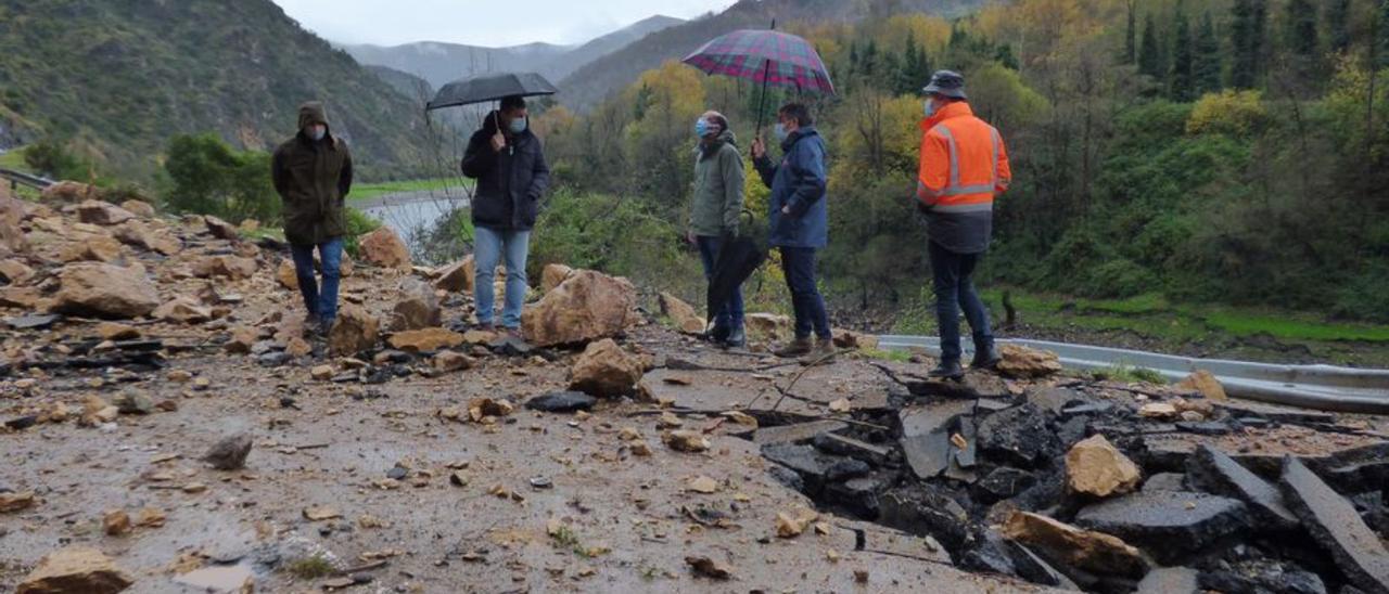 El consejero Calvo y los alcaldes de Allande, Tineo y Cangas del Narcea, en el lugar del trágico argayo. | Demelsa Álvarez