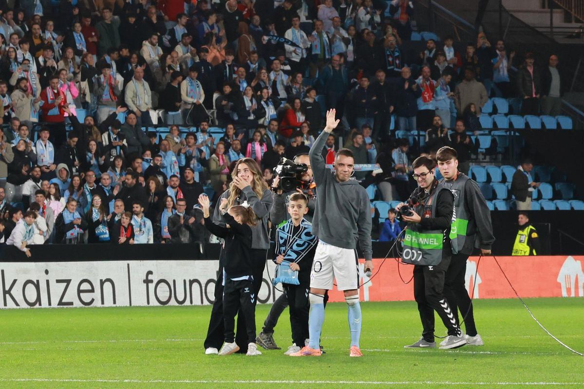 Iago Aspas con su familia durante el homenaje que le dedicaron tras el duelo frente al Niza por superar a Manolo con más partidos jugados en el Celta (534).