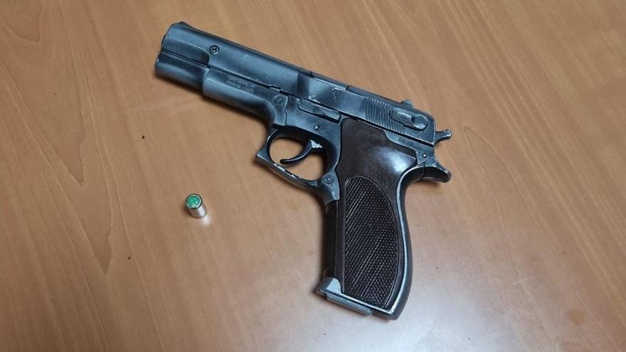 Detenida en Ibi una mujer que amenazaba con una arma de fuego simulada