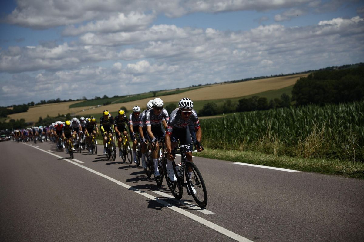 (France), 08/07/2025.- The peloton in action during the 4th stage of the Tour de France cycling race over 174.2km from Amiens to Rouen, France, 08 July 2025. (Ciclismo, Francia) EFE/EPA/MARTIN DIVISEK