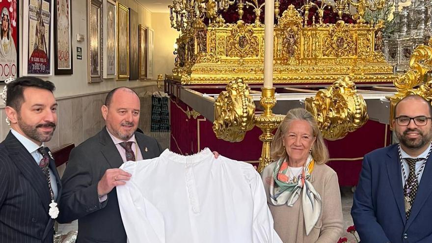 La Cofradía del Rocío recibe una camisa confeccionada por la empresa Navascués para el Señor de los Pasos