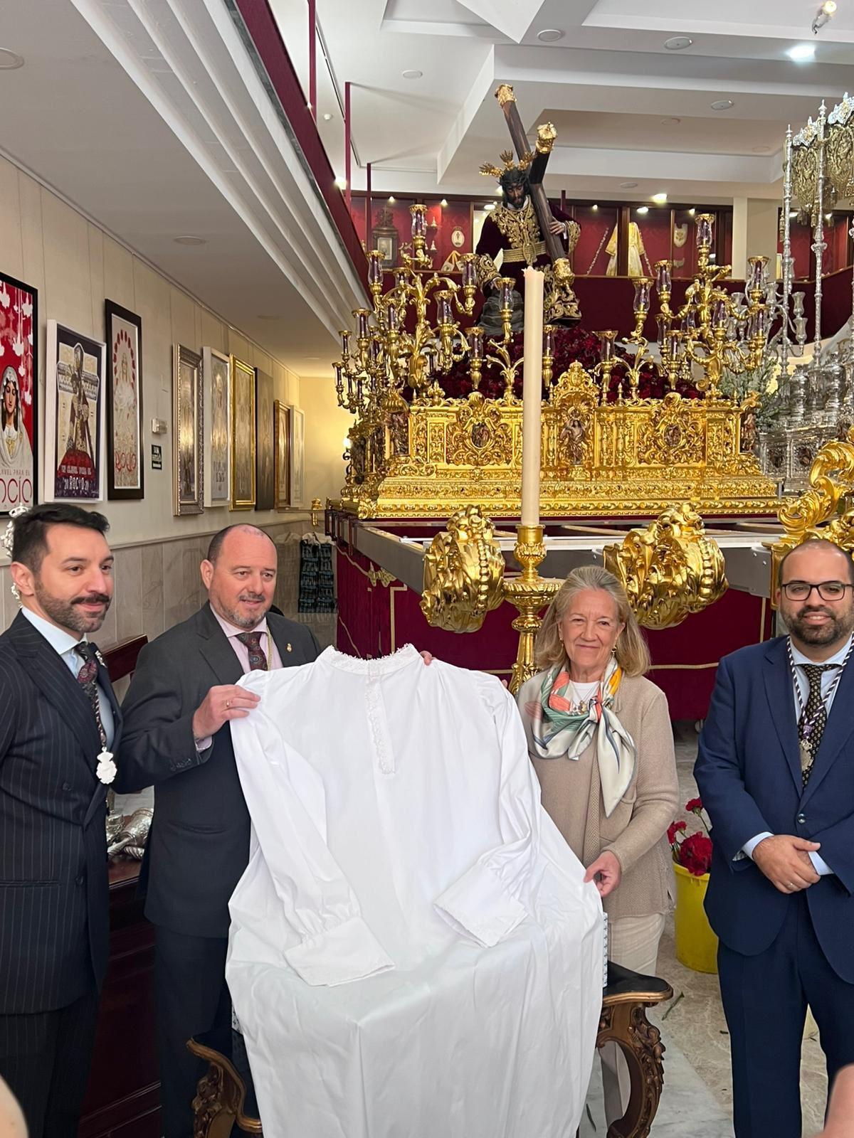 Donación de la camisa confeccionada para el Nazareno de los Pasos en el Monte Calvario.