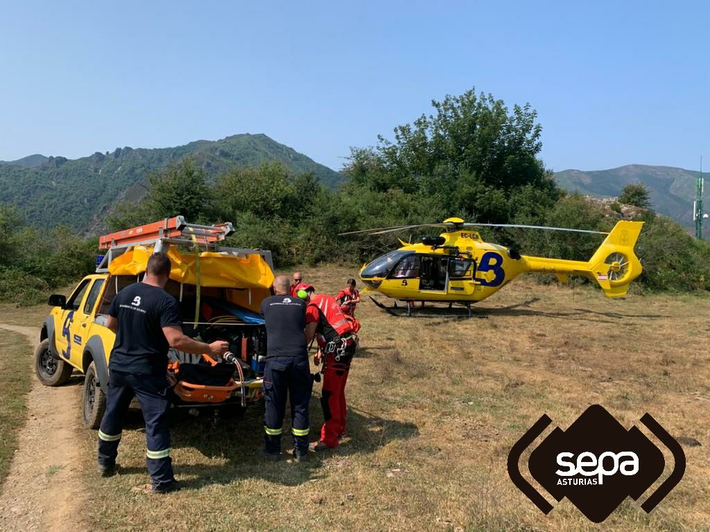 Un camión y el helicóptero de los Bomberos, durante la intervención