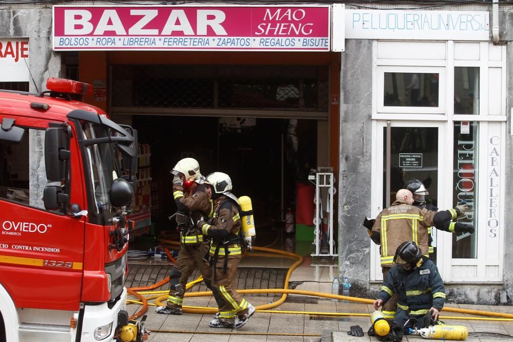 Incendio en un bazar chino de Oviedo.