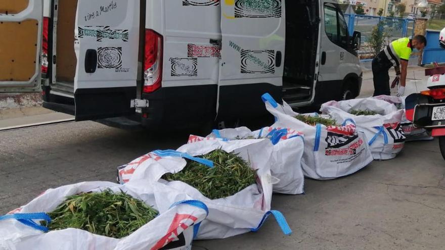 Els Mossos interceptant una furgoneta amb 160 kg de marihuana a Vilobí d&#039;Onyar