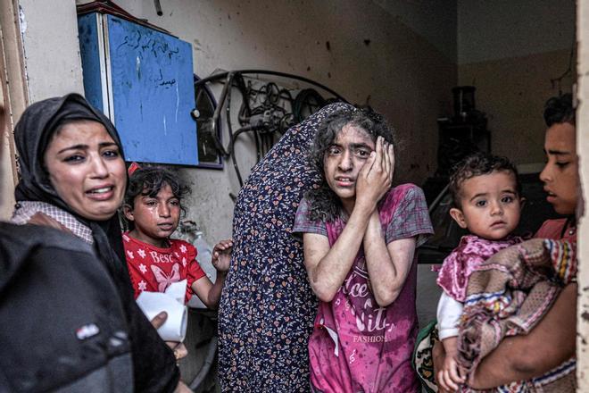 Una familia tras un bombardeo en Nuseirat, en la zona centro de la Franja de Gaza.