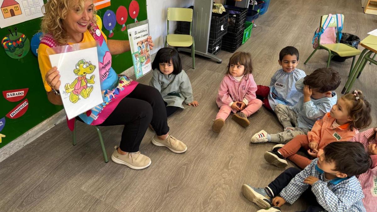 Elena Rodríguez, mayestra del colexu de Sabugo, con el grupu de Llingua Asturiana de 3 años.  |