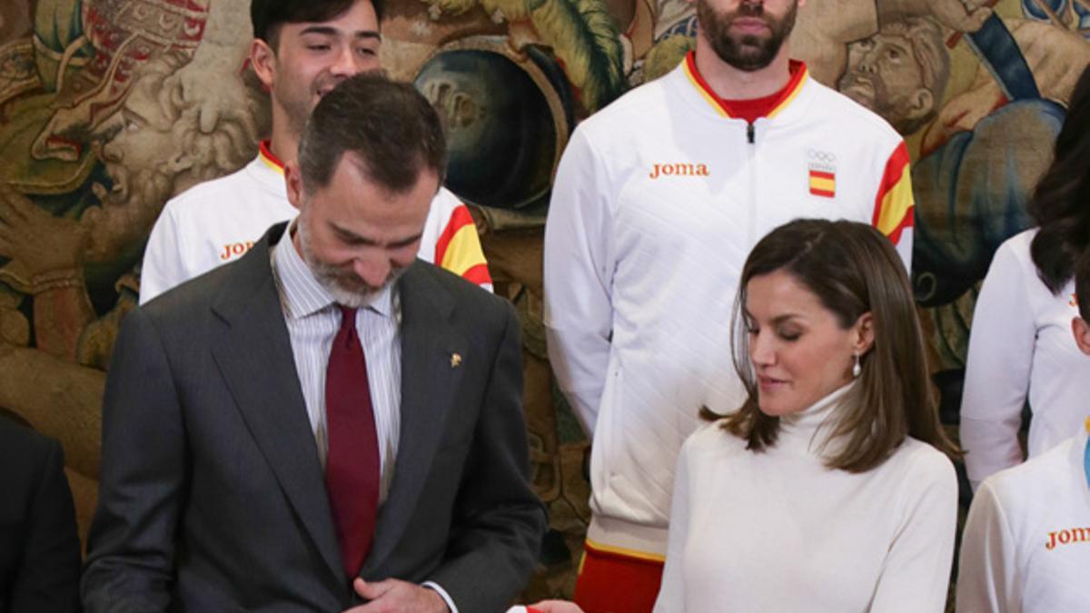 Letizia Ortiz con falda estampada y botas altas en rojo