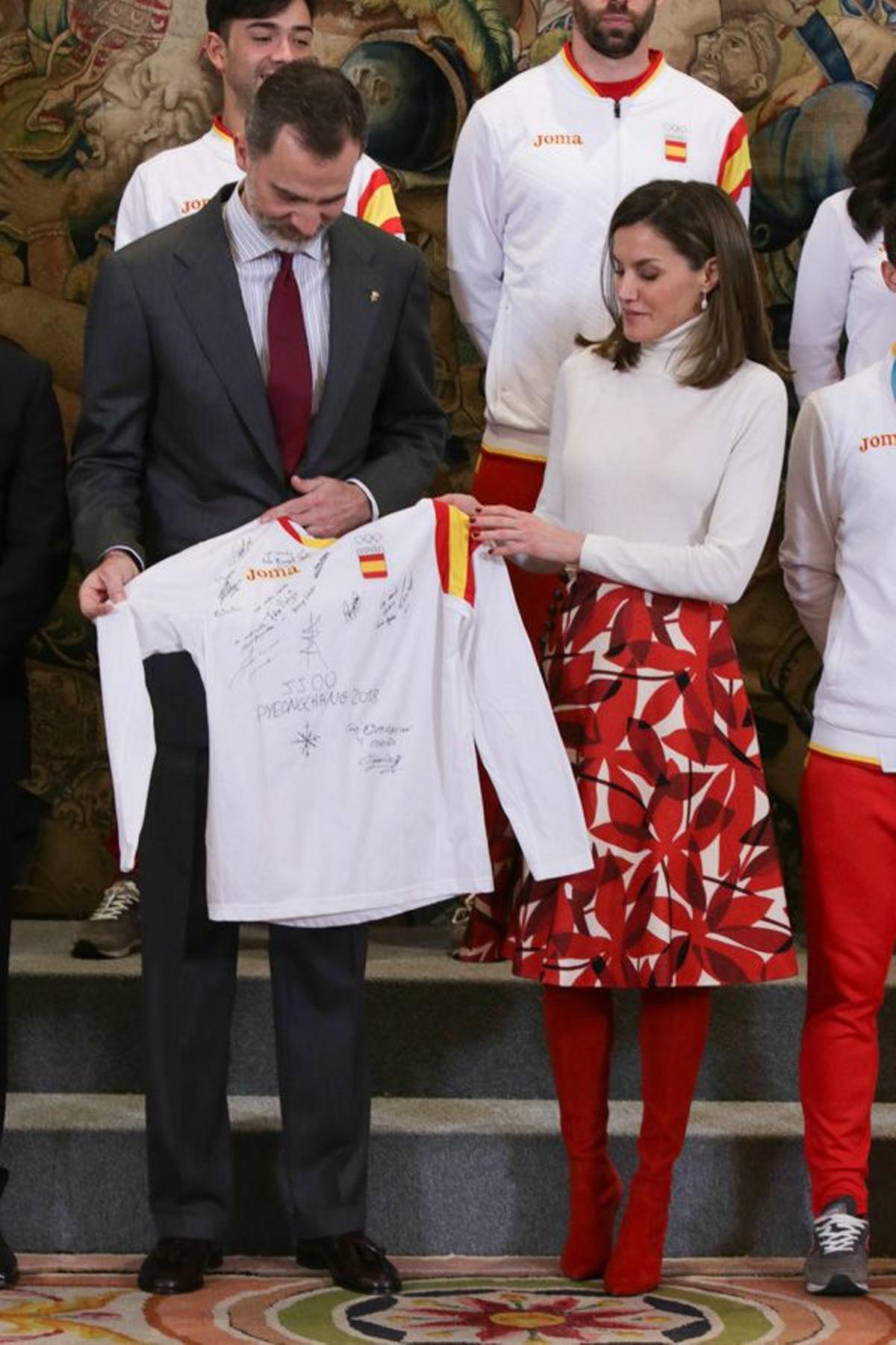 Letizia Ortiz con falda estampada y botas altas en rojo