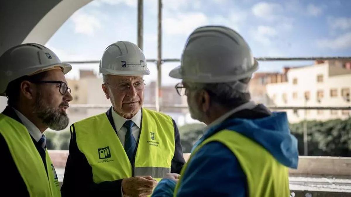 Francisco de la Torre y Francisco Pomares durante las visitas a esta VPO en 2024.